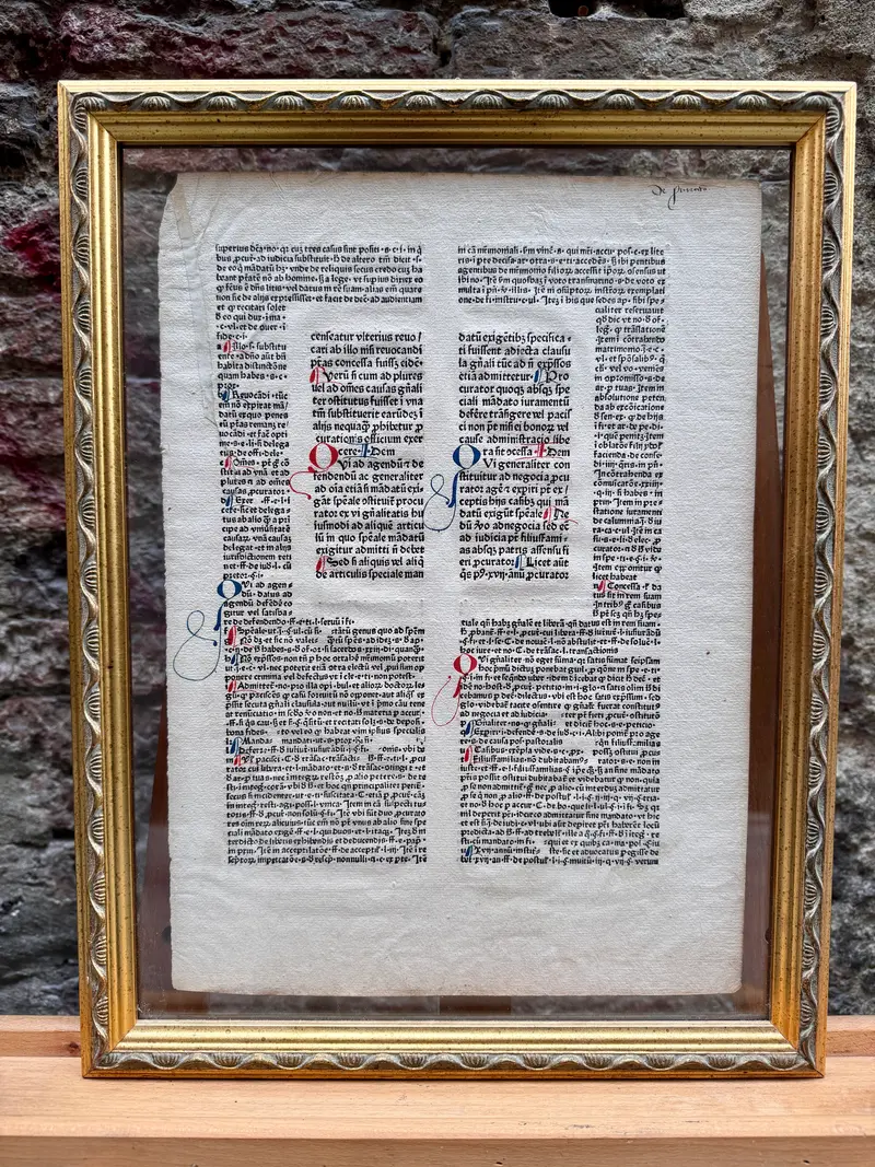 Pagina Diritto Ecclesiastico su carta vergata cornice doppiovetro XVII sec.