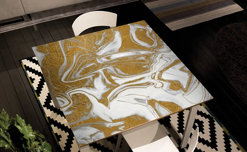 Pellicola adesiva Marble 06 bianco e oro – Rivestimento decorativo per tavoli