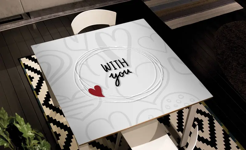 Pellicola adesiva With You per tavoli – design romantico personalizzato