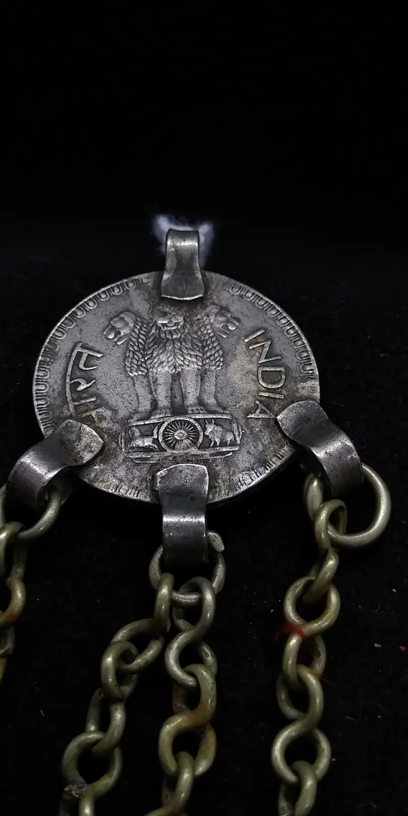 pendaglio indiano con moneta