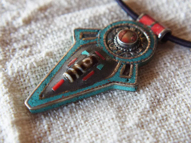 pendaglio tibetano con turchesi , corallo e dzi RR92