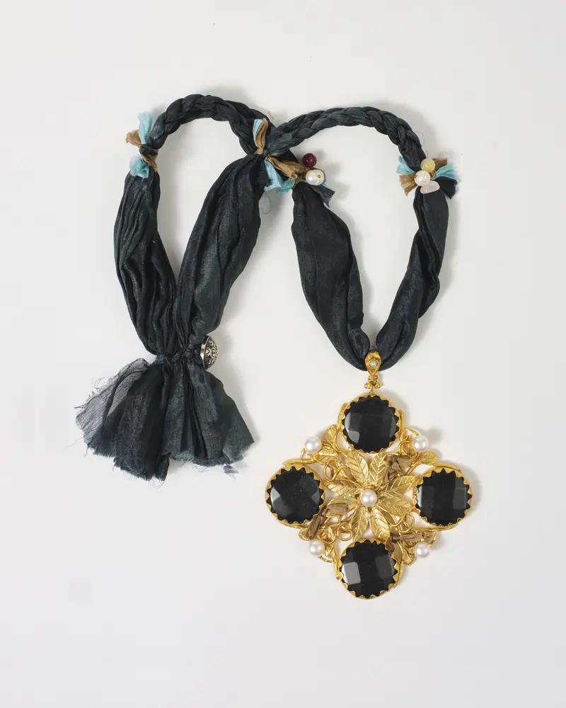 Pendant Necklace Floral Black