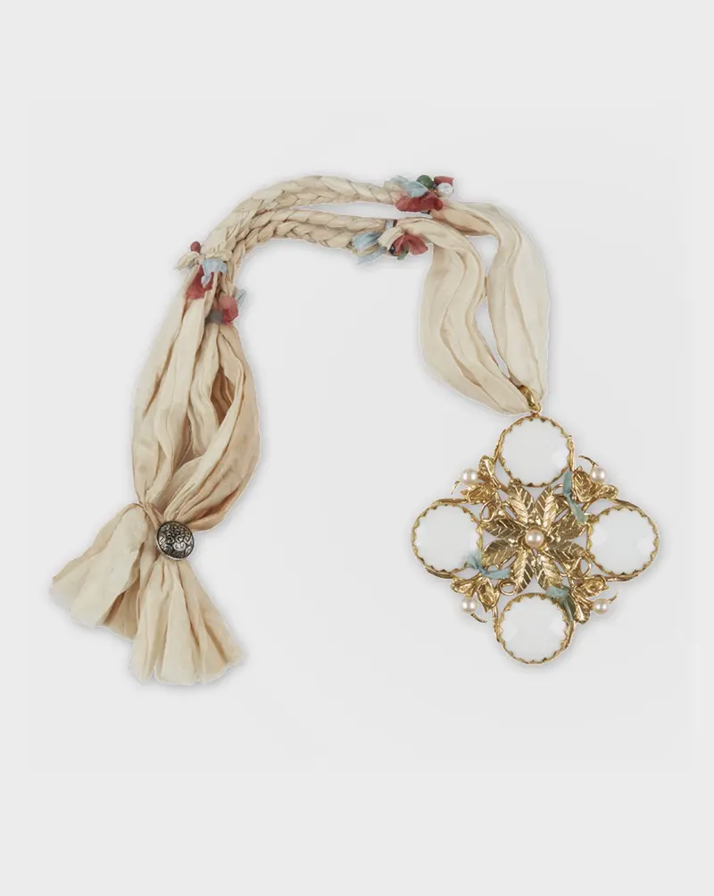 Pendant Necklace Floral White Agate