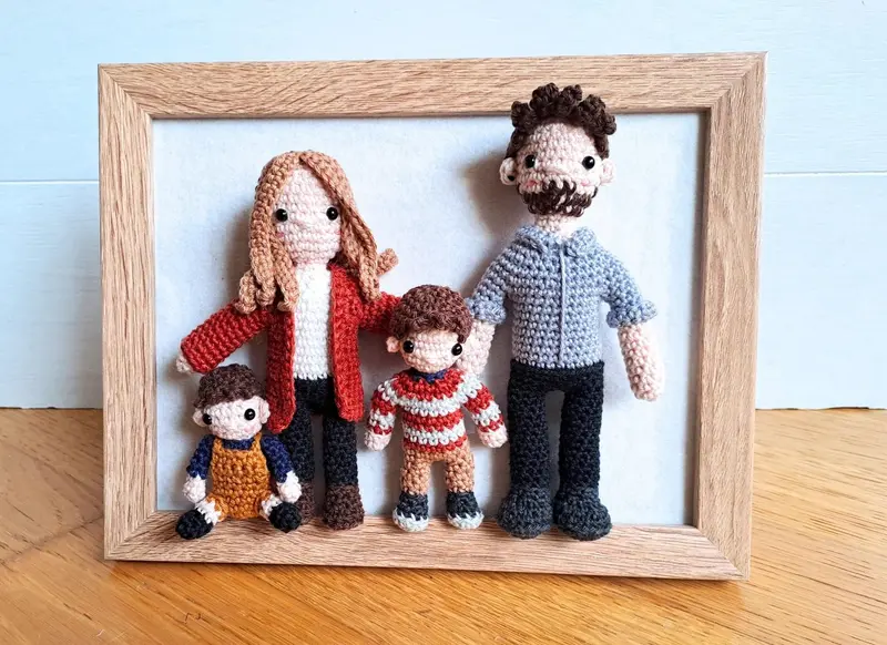 Personalized Crochet Family Portrait with Detachable Figures and Pets