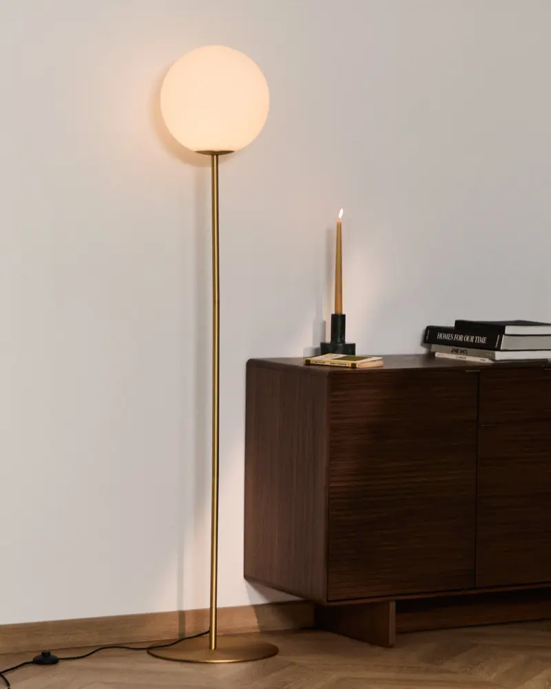 Piantana Brisia in metallo con finitura in ottone spazzolato e 1 sfera in vetro satinato Ø 30 cm