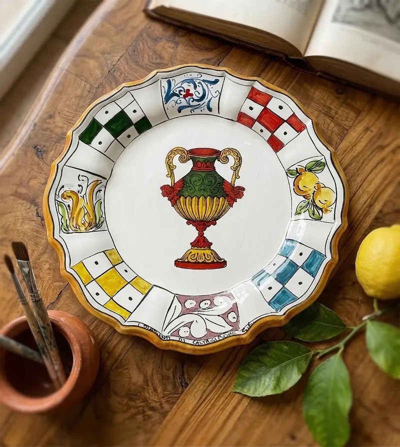 Piatto in Ceramica Decorato a Mano Carte Siciliane Multicolore Stile Tradizionale Siciliano Di Caltagirone Coppe