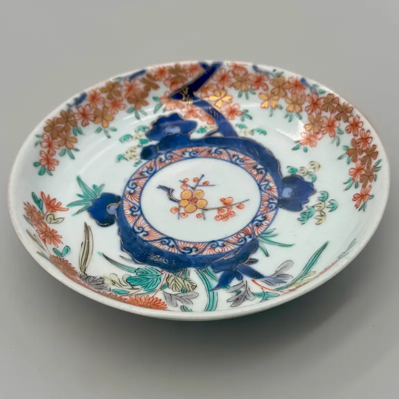 Piatto in porcellana dipinta Imari Giapponese XX sec.