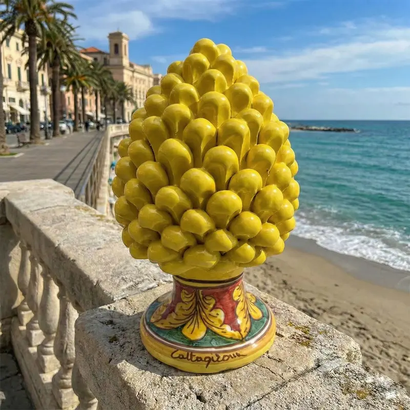 Pigna decorativa in ceramica di Caltagirone dipinta e decorata a mano giallo H 21 cm