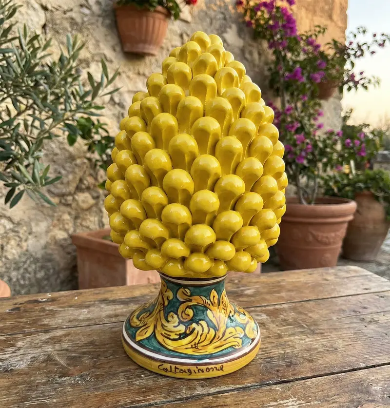 Pigna decorativa in ceramica di Caltagirone dipinta e decorata a mano giallo H 25 cm