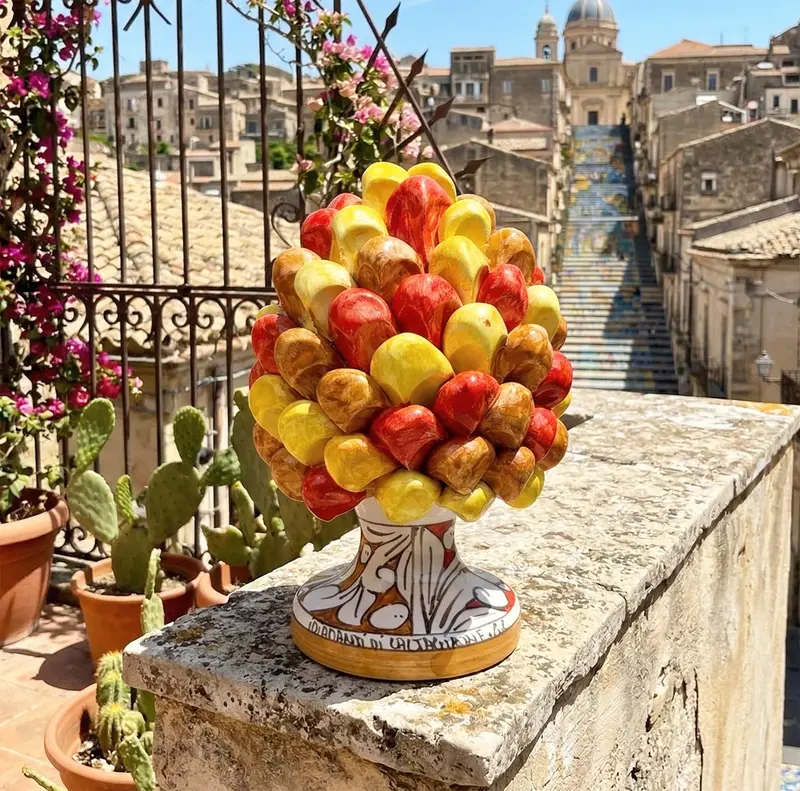Pigna in ceramica siciliana di Caltagirone dipinta e decorata a mano multicolore giallo H20