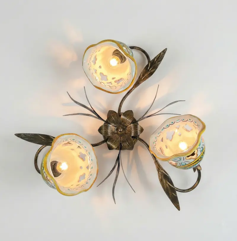 Plafoniera da soffitto a 3 luci in ferro battuto e ceramica siciliana realizzata e decorata artigianalmente coll. gomes