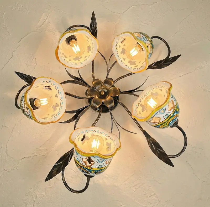 Plafoniera da soffitto a 5 luci in ferro battuto e ceramica siciliana realizzata e decorata artigianalmente coll. gomes