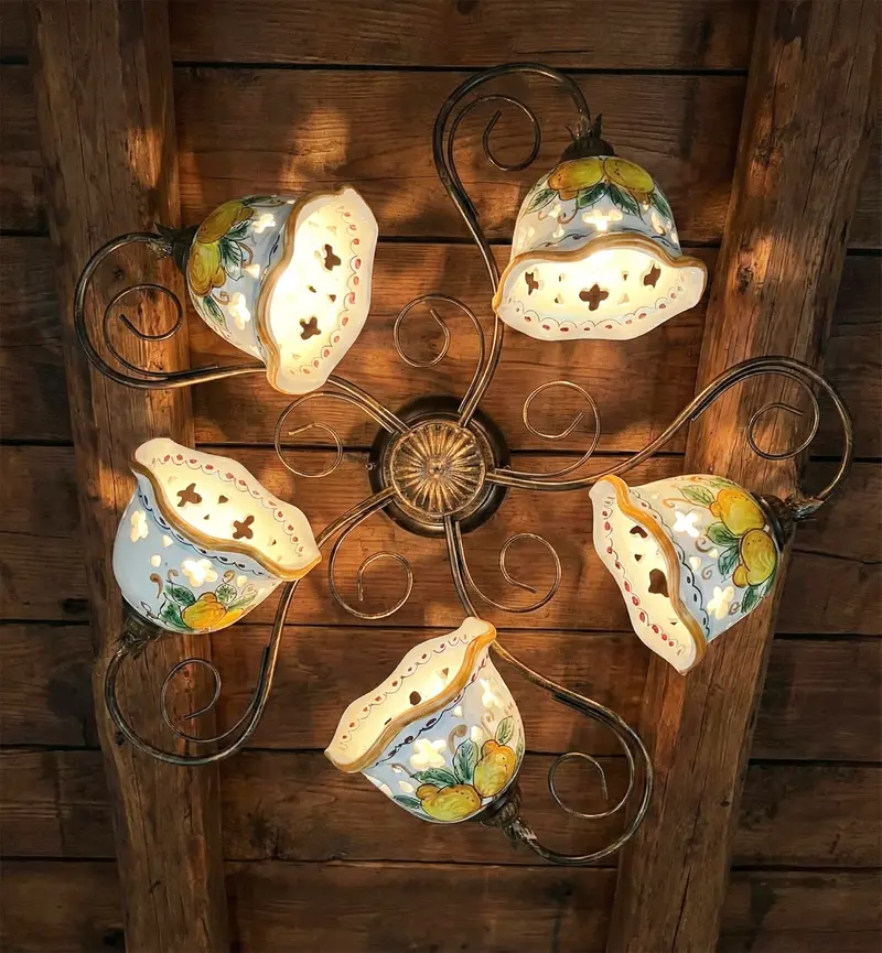 Plafoniera da soffitto a 5 luci in ferro battuto e ceramica siciliana realizzata e decorata artigianalmente coll. limoni