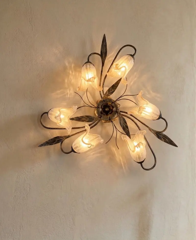 Plafoniera da soffitto classica a 6 luci in ferro battuto e vetro realizzata e decorata artigianalmente coll. scott