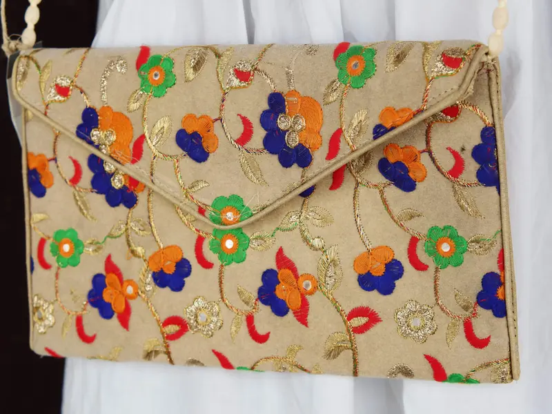 pochette ricamata indiana