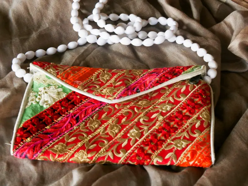 pochette ricamata indiana