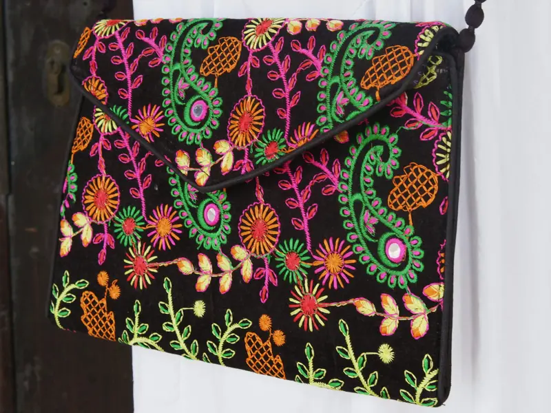 pochette ricamata indiana
