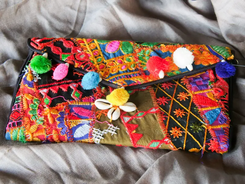 pochette ricamata indiana