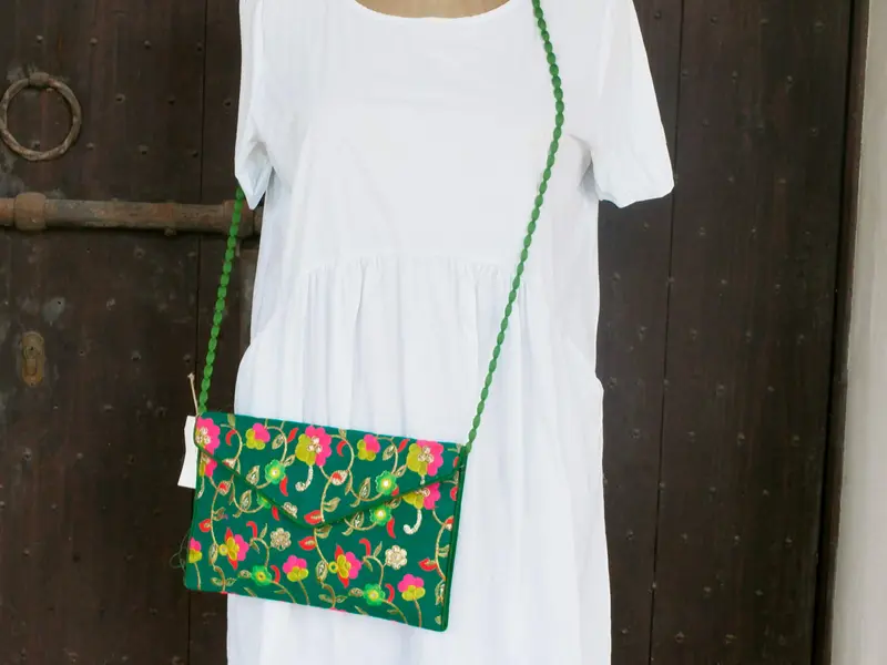 pochette ricamata indiana