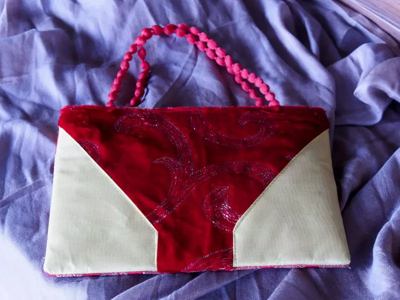 pochette ricamata indiana