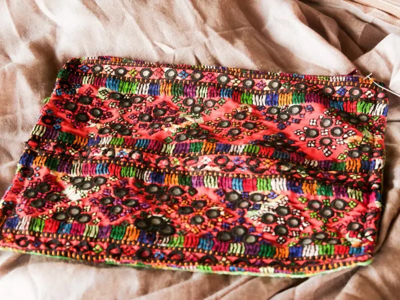 pochette ricamata indiana