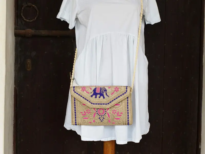 pochette ricamata indiana