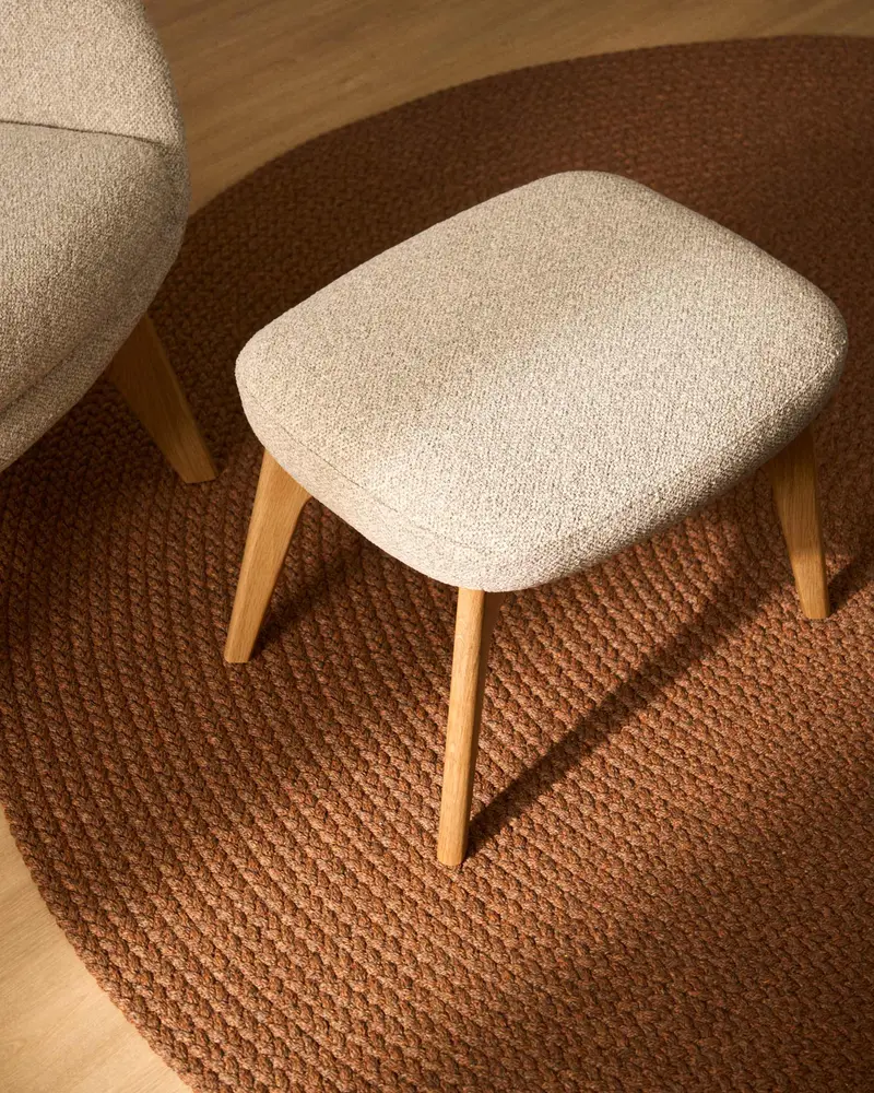 Poggiapiedi Adiran in ciniglia spessa beige con gambe in legno massiccio di rovere con finitura noce