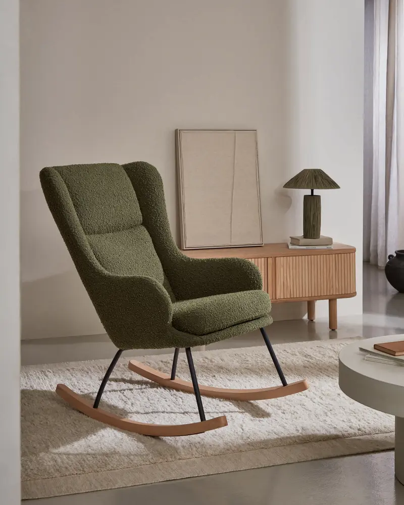 Poltrona a Dondolo Maustin con tessuto effetto shearling verde scuro, telaio in acciao nero e legno di faggio.