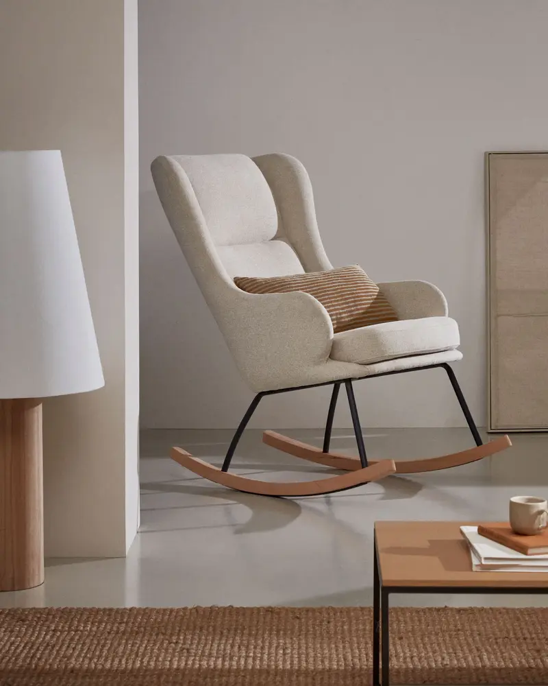 Poltrona a Dondolo Maustin in ciniglia beige, telaio in acciaio nero e legno di faggio.