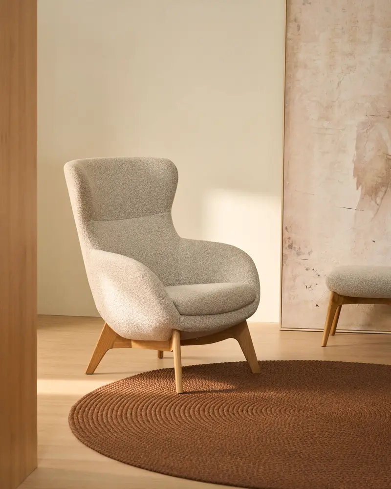 Poltrona Adiran in ciniglia spessa beige con gambe in legno massiccio di rovere con finitura naturale