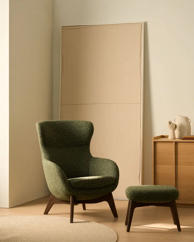 Poltrona Adiran in ciniglia spessa verde muschio con gambe in legno massiccio di rovere con finitura noce