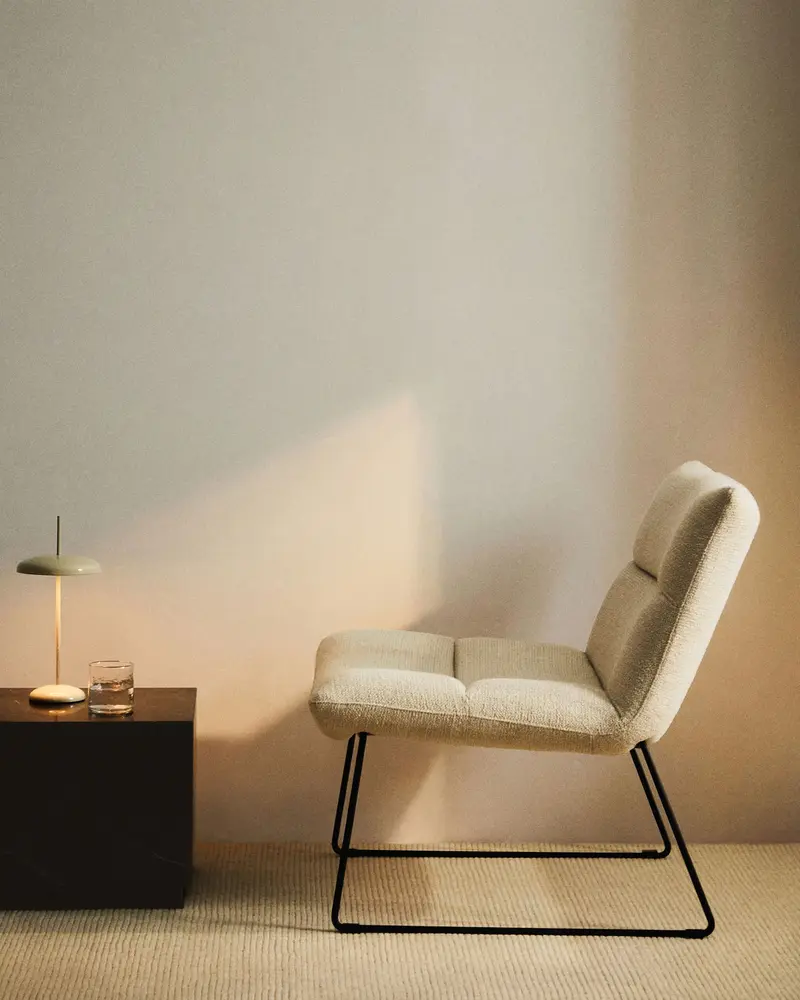 Poltrona Asen in ciniglia beige e gambe in acciaio nero FSC 100%