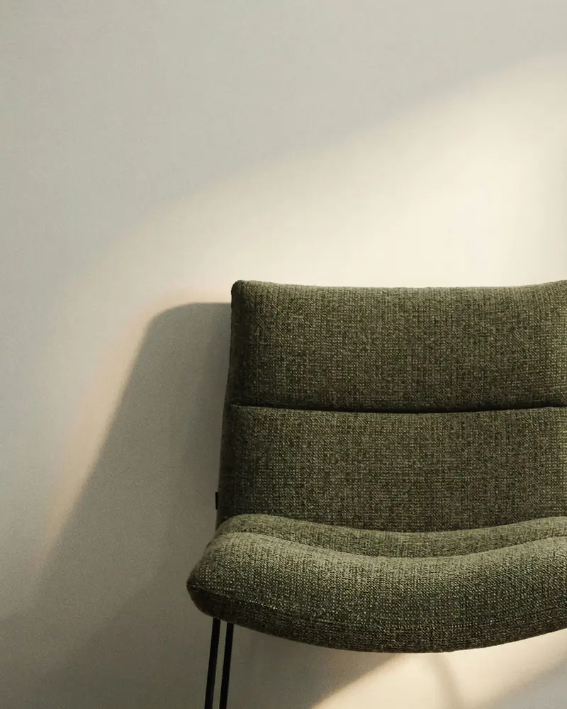 Poltrona Asen in ciniglia verde e gambe in acciaio nero FSC 100%