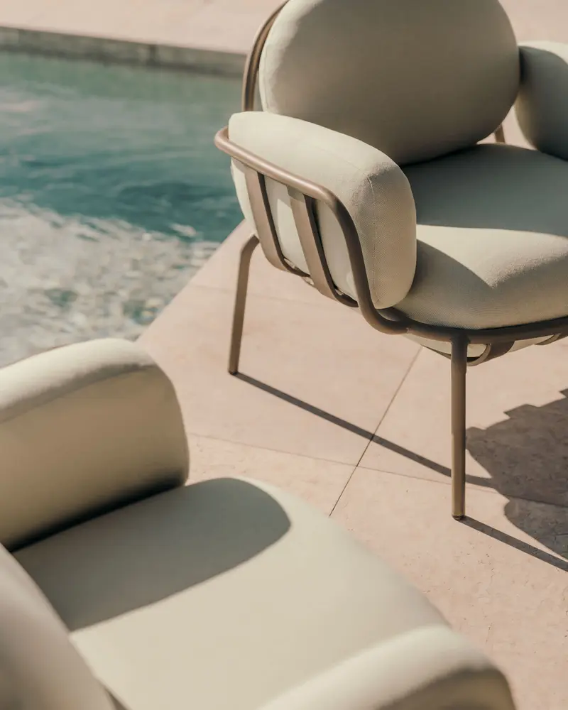 Poltrona da esterno Joncols con rivestimento grigio con struttura in alluminio e finitura verde