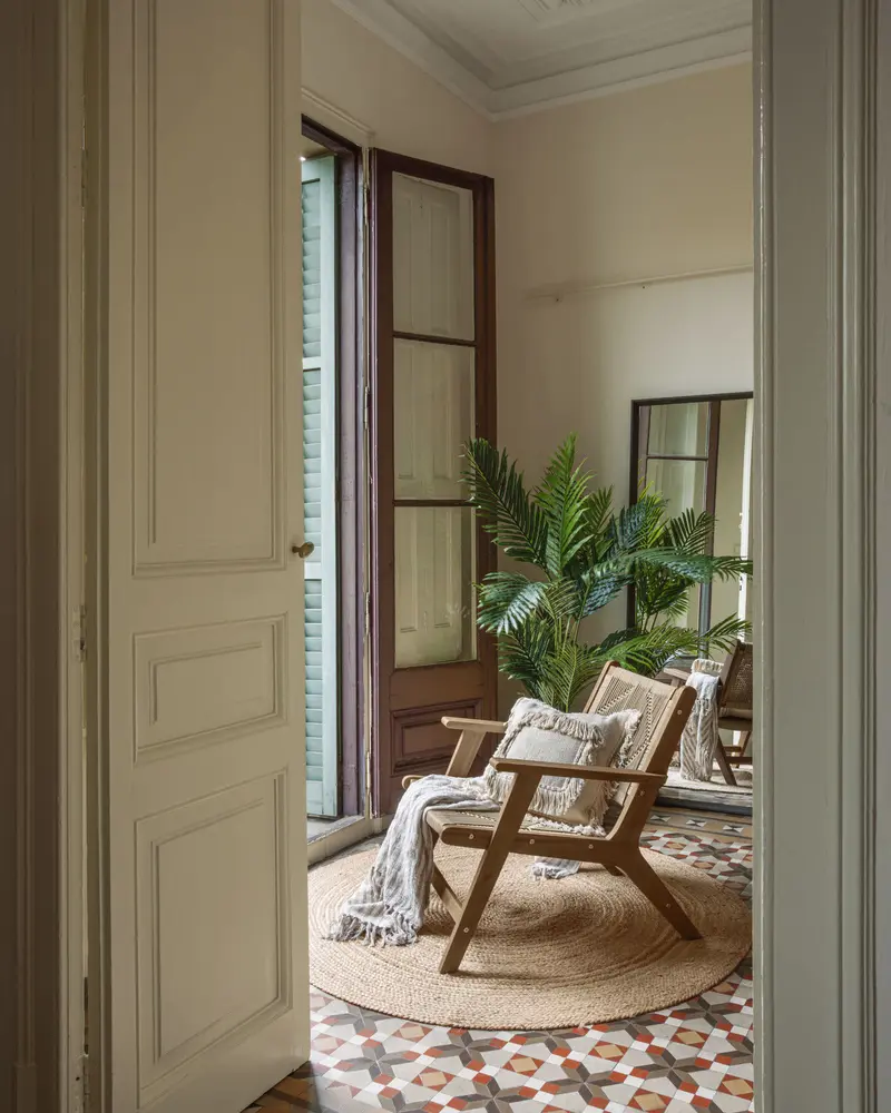 Poltrona Geralda in legno di acacia con finitura scura