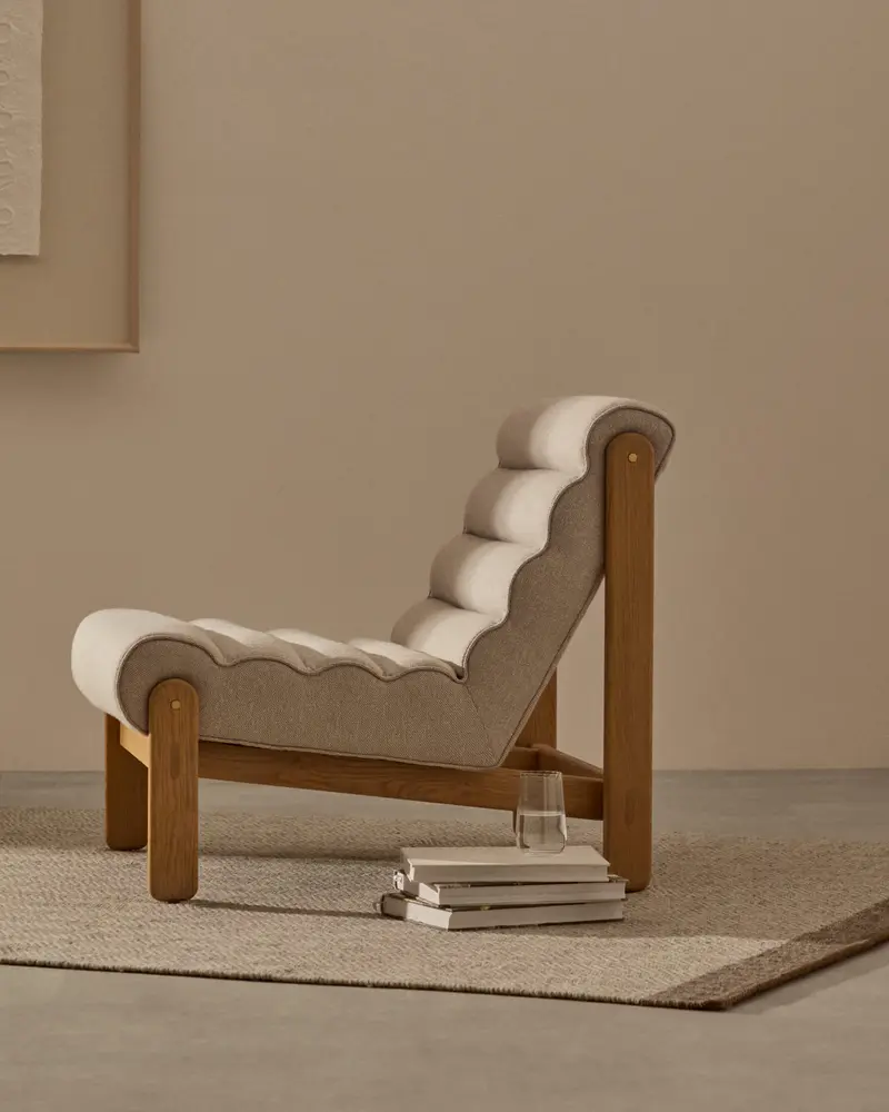 Poltrona Magira beige in rovere massiccio con finitura naturale