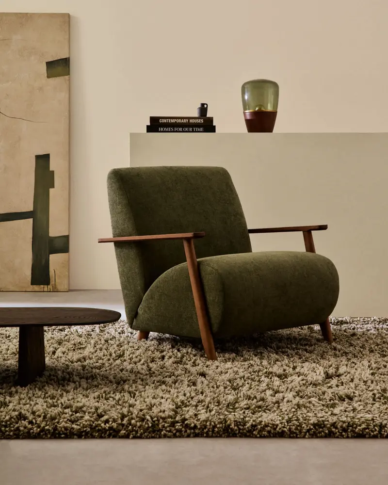 Poltrona Meghan in ciniglia verde e legno massello di frassino con finitura noce