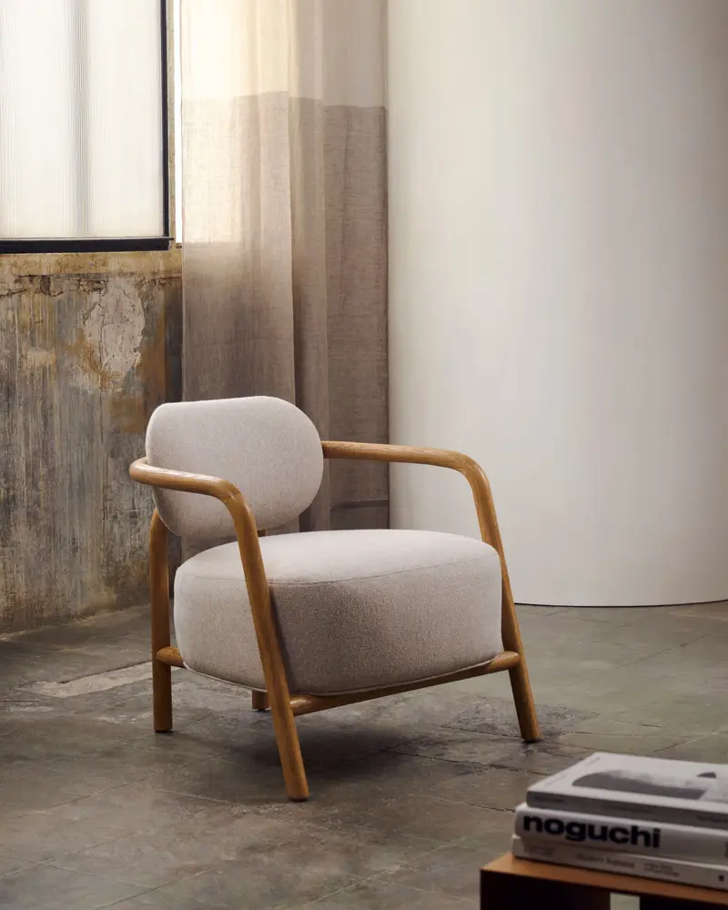 Poltrona Melqui beige di legno massiccio di rovere con finitura naturale