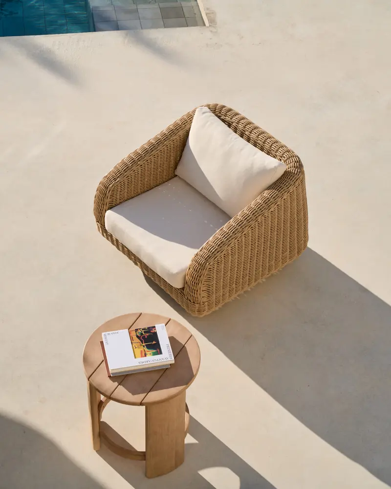 Poltrona Meria in rattan sintetico e gambe in legno massiccio di acacia