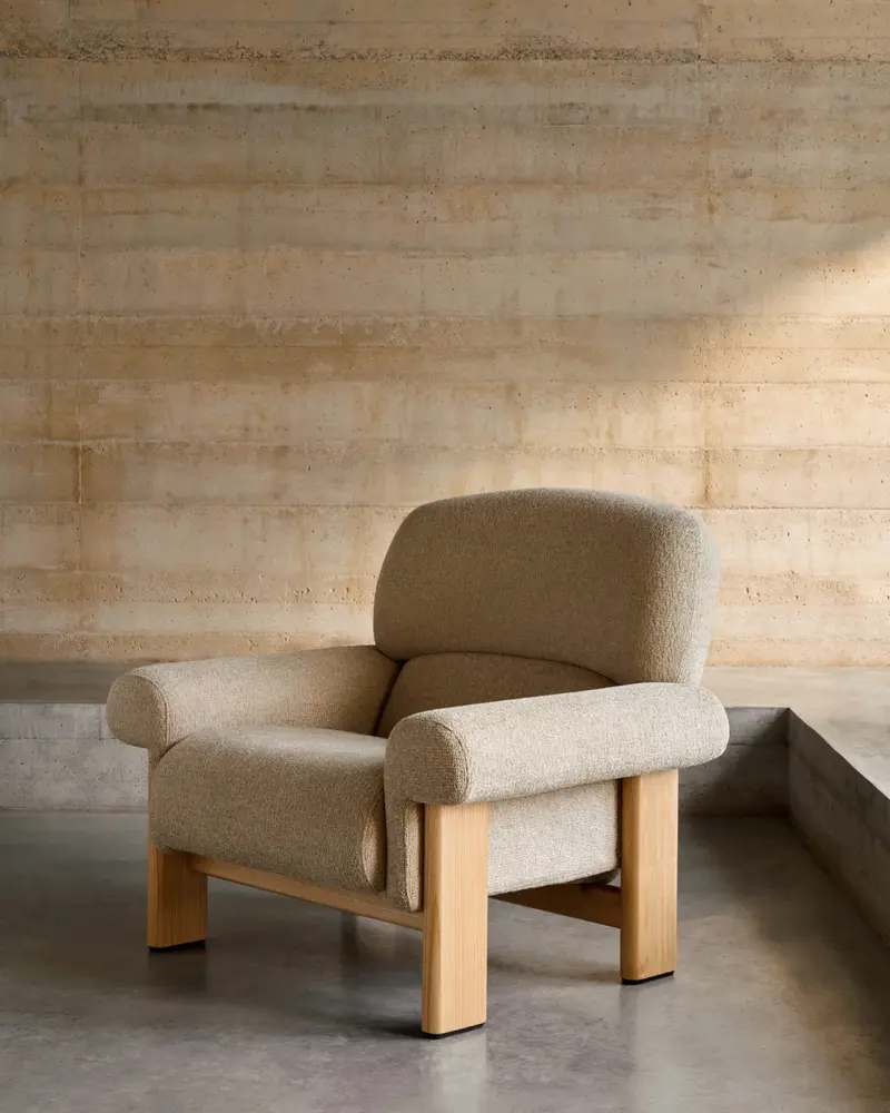 Poltrona Nema ciniglia beige e piedi legno massello di frassino finitura naturale FSC 100%