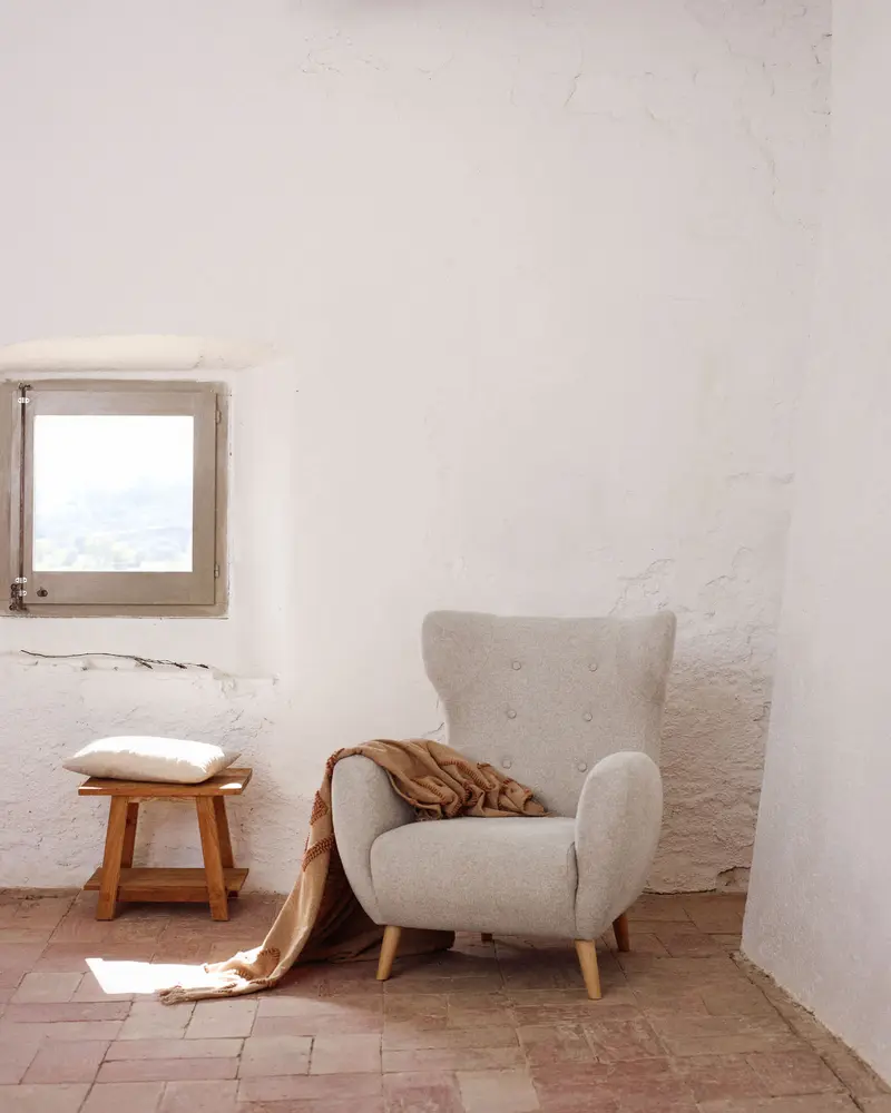 Poltrona Patio beige e gambe in legno massello di faggio
