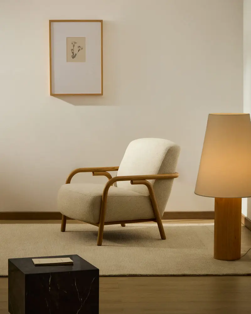 Poltrona Sylo in ciniglia beige e legno massiccio di frassino con finitura naturale
