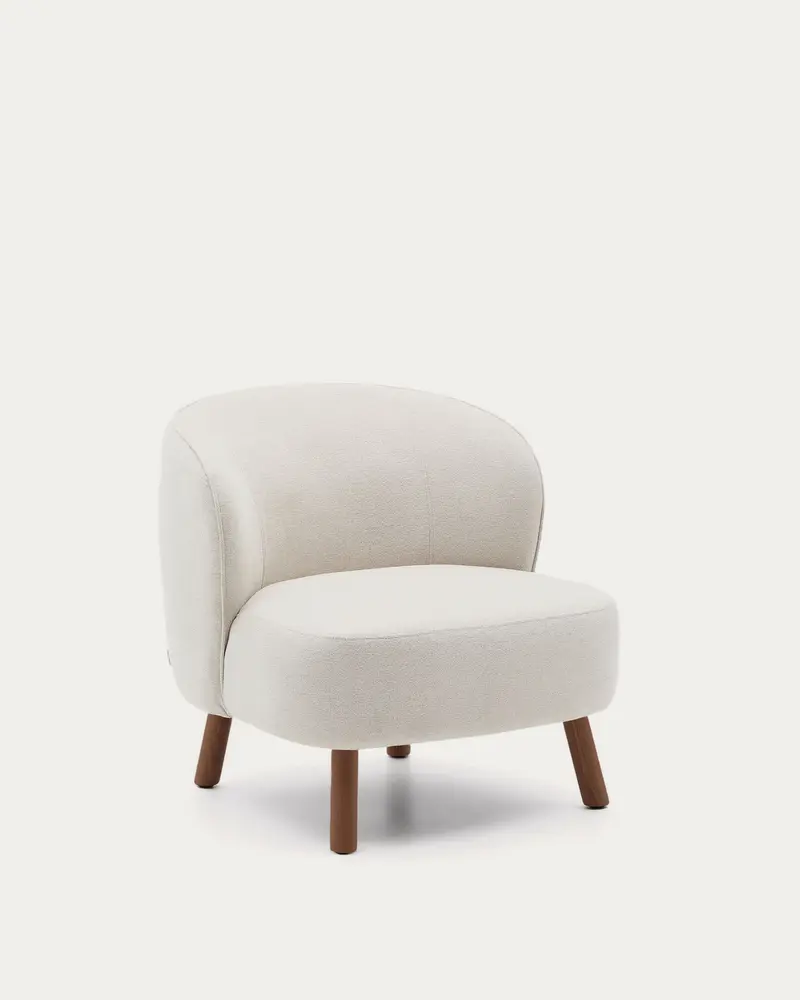 Poltrona Ulit in ciniglia beige e gambe in legno massiccio di frassino con finitura color noce