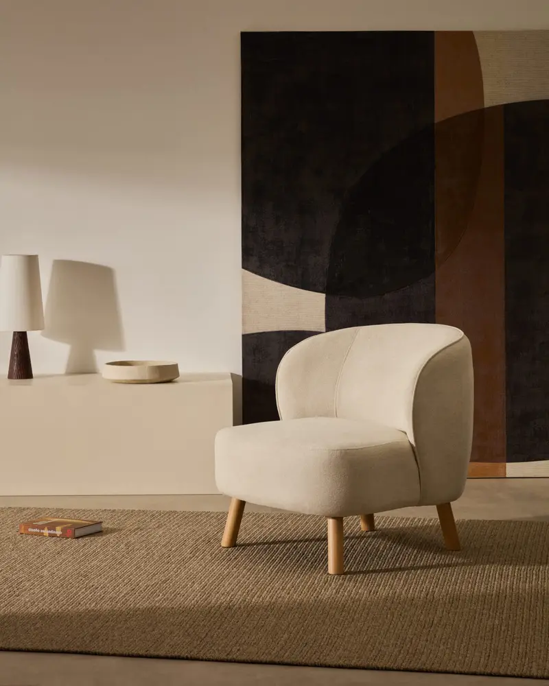 Poltrona Ulit in ciniglia beige e piedi in legno massello di faggio finitura naturale
