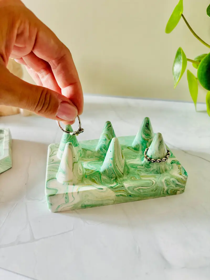 Porta anelli a 6 coni in eco resina – effetto marmo - Verde Giada