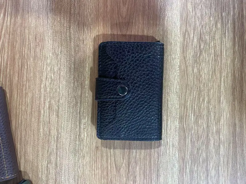 Portacarte compatto in ecopelle con chiusura a bottone – Design elegante e funzionale