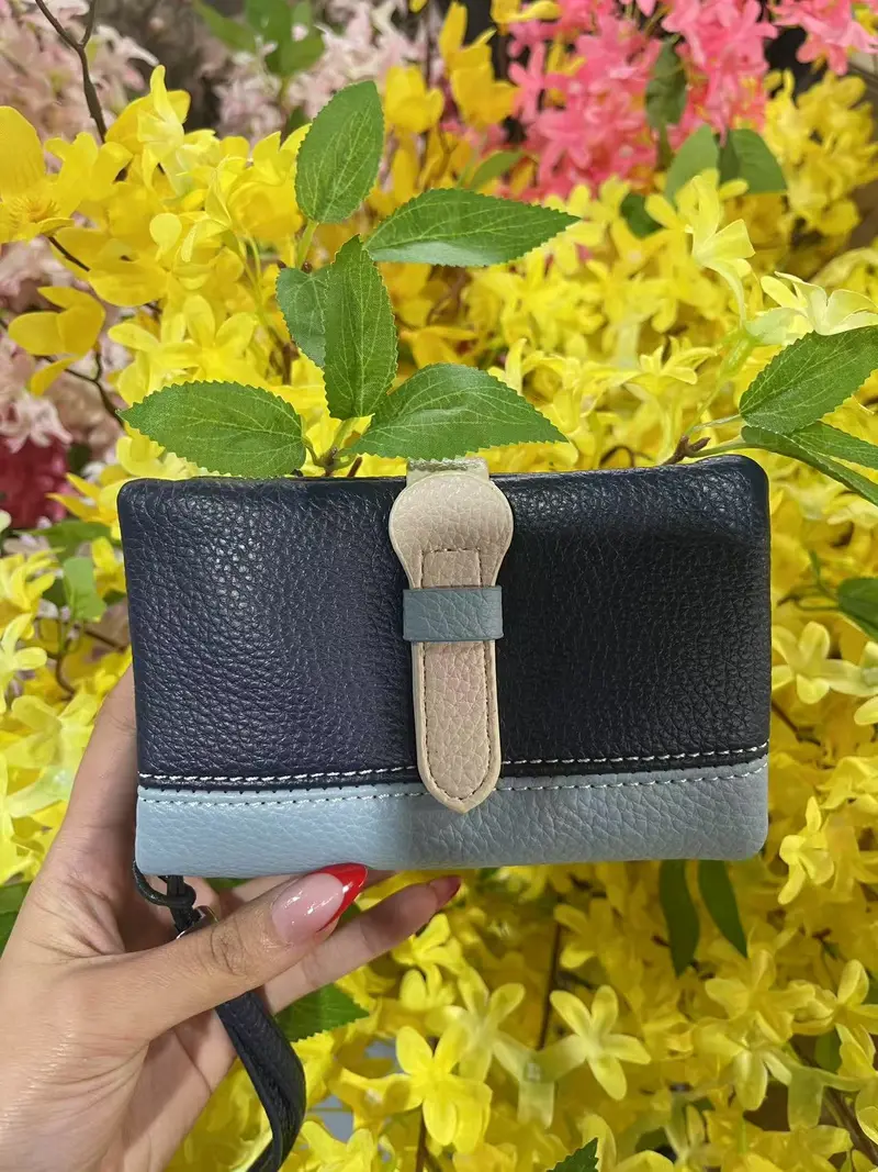 Portafoglio bicolore con chiusura a contrasto – Stile compatto e originale
