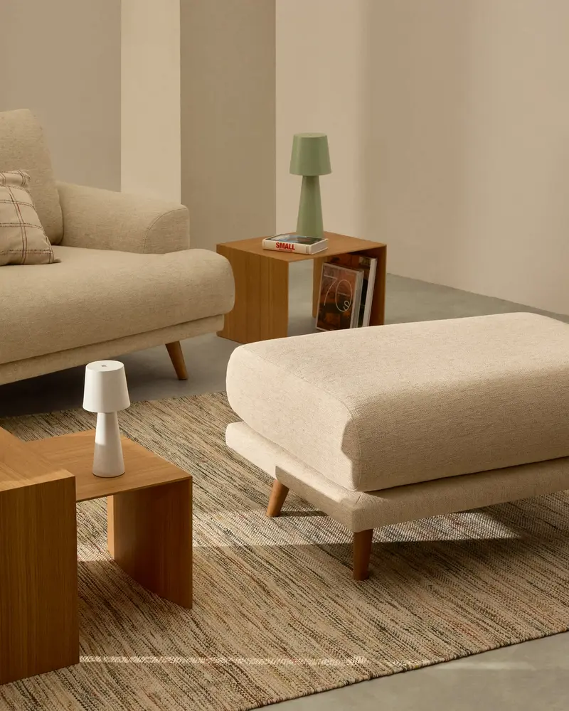 Pouf Karin in ciniglia beige e piedi di legno massello di faggio 90 x 70 cm