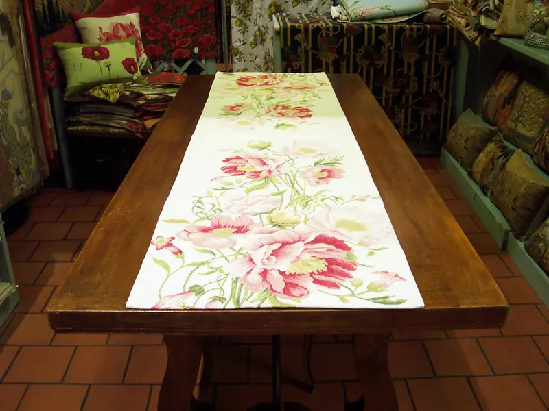 RUNNER ELEGANT PEONY WHITE BACK GROUND