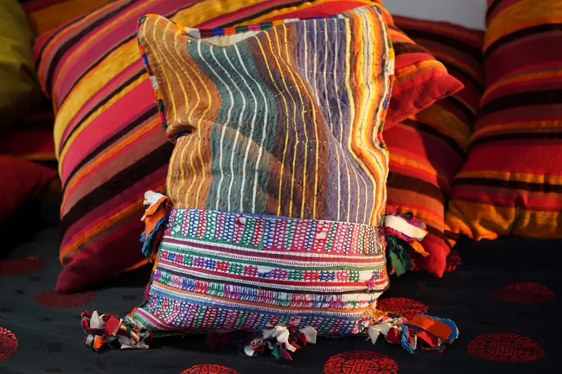 Sacco in tessuto antico indiano Kantha tribale — Ricamo nomade Gujarat/Rajasthan